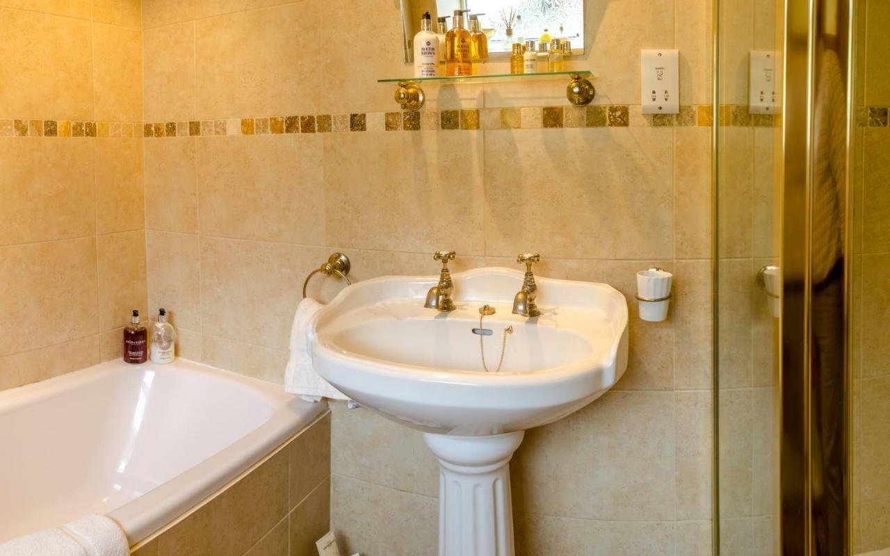Raikes Barn Hotel Скиптън Екстериор снимка
